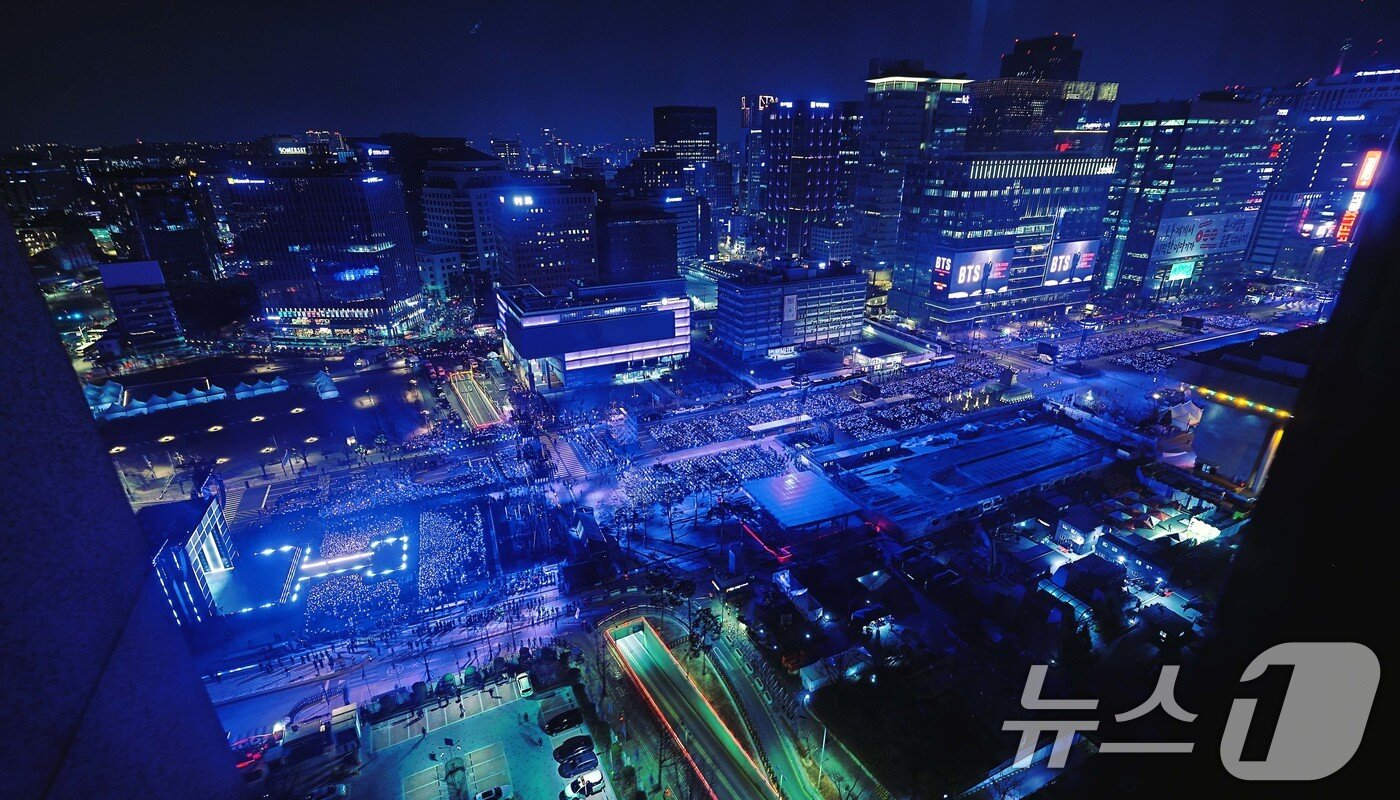 본문 이미지 - 방탄소년단(BTS)이 21일 서울 광화문광장에서 'BTS 컴백 라이브: 아리랑' 발매 기념 컴백 공연을 하고 있다. 2026.3.21 ⓒ 뉴스1 임세영 기자