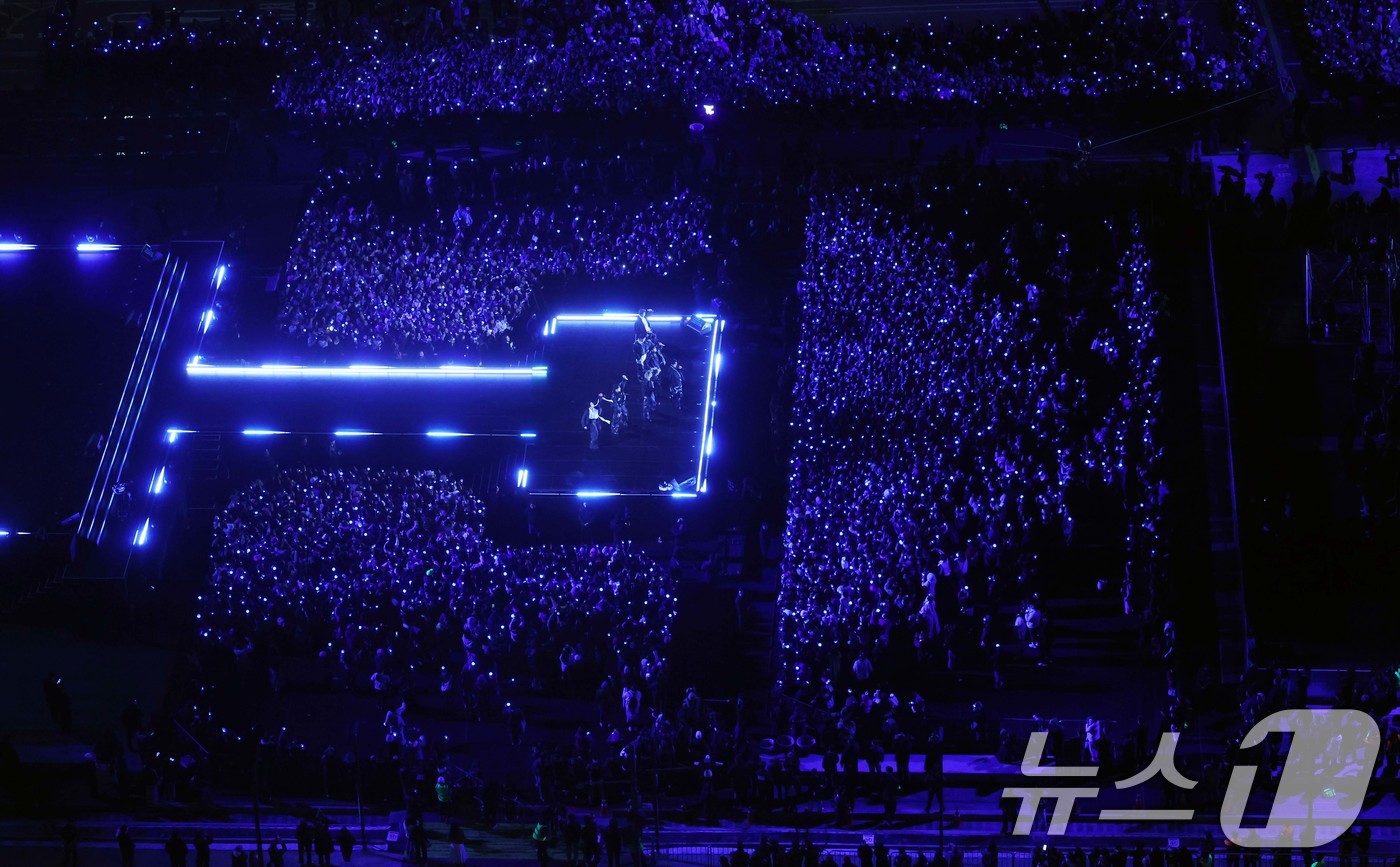 (서울=뉴스1) 임세영 기자 = 방탄소년단(BTS, RM, 진, 슈가, 제이홉, 지민, 뷔, 정국)이 21일 오후 서울 종로구 광화문광장에서 열린 'BTS 컴백 라이브: 아리랑'에 …