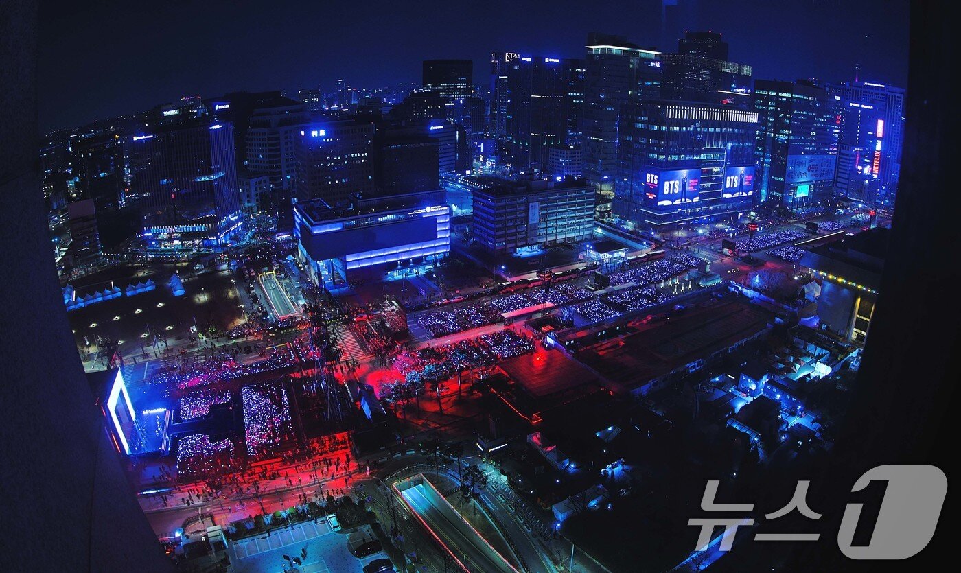 본문 이미지 - 방탄소년단(BTS)이 21일 서울 광화문광장에서 'BTS 컴백 라이브: 아리랑' 발매 기념 컴백 공연을 하고 있다. 2026.3.21 ⓒ 뉴스1 임세영 기자