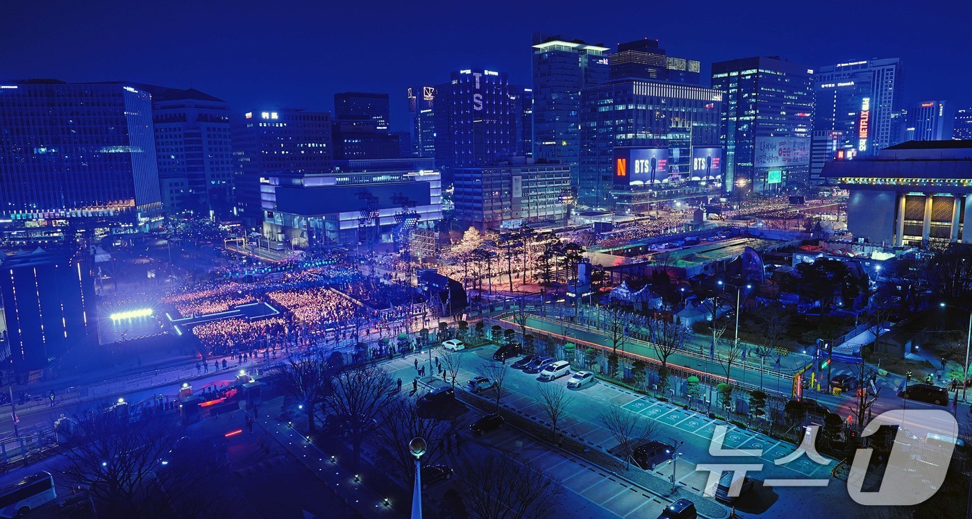 (서울=뉴스1) 임세영 기자 = 방탄소년단(BTS, RM, 진, 슈가, 제이홉, 지민, 뷔, 정국)이 21일 오후 서울 종로구 광화문광장에서 열린 'BTS 컴백 라이브: 아리랑'에 …