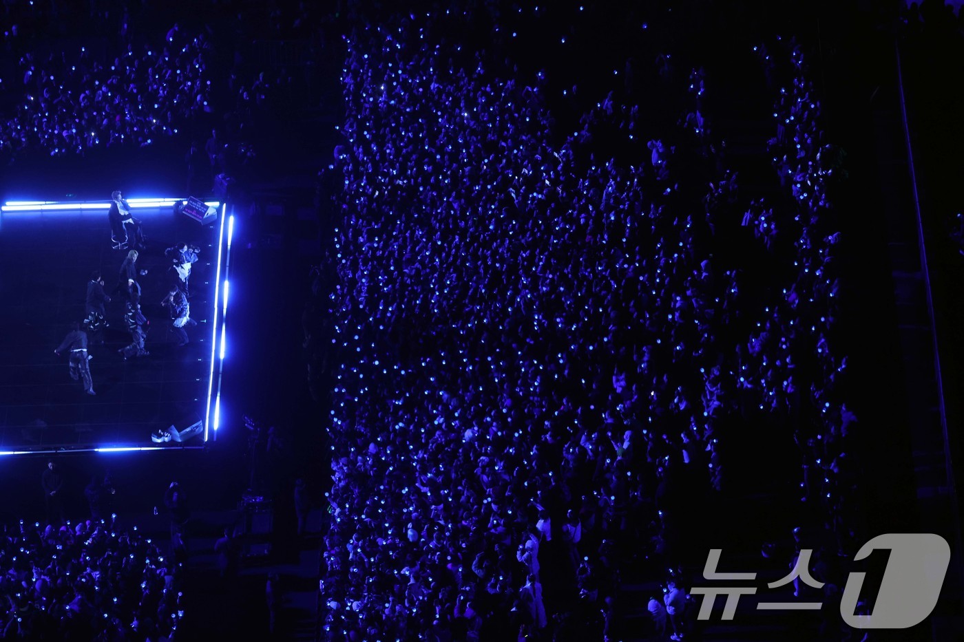 (서울=뉴스1) 임세영 기자 = 방탄소년단(BTS, RM, 진, 슈가, 제이홉, 지민, 뷔, 정국)이 21일 오후 서울 종로구 광화문광장에서 열린 'BTS 컴백 라이브: 아리랑'에 …