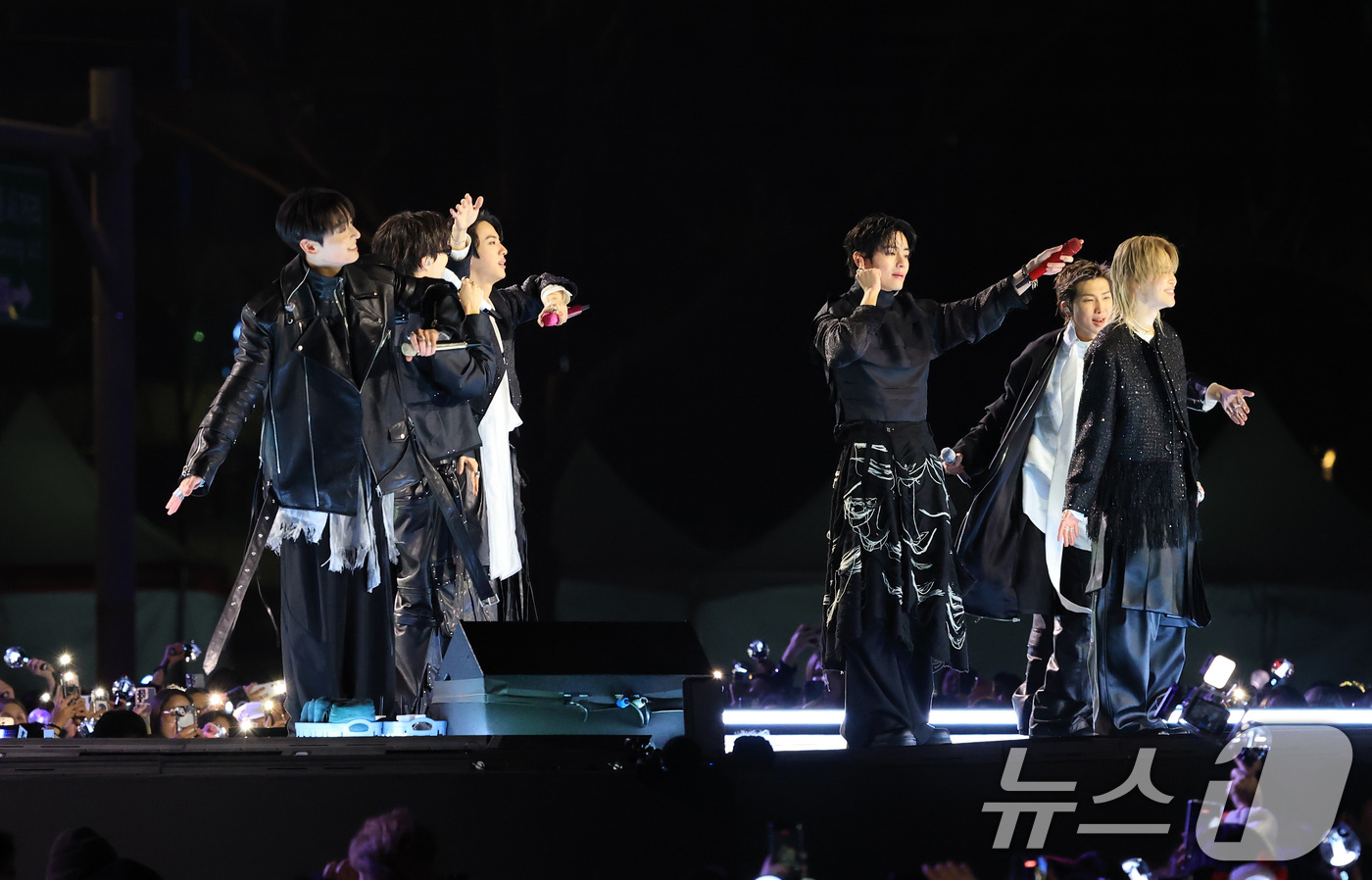 (서울=뉴스1) 임세영 기자 = 방탄소년단(BTS, RM, 진, 슈가, 제이홉, 지민, 뷔, 정국)이 21일 오후 서울 종로구 광화문광장에서 열린 'BTS 컴백 라이브: 아리랑'에 …