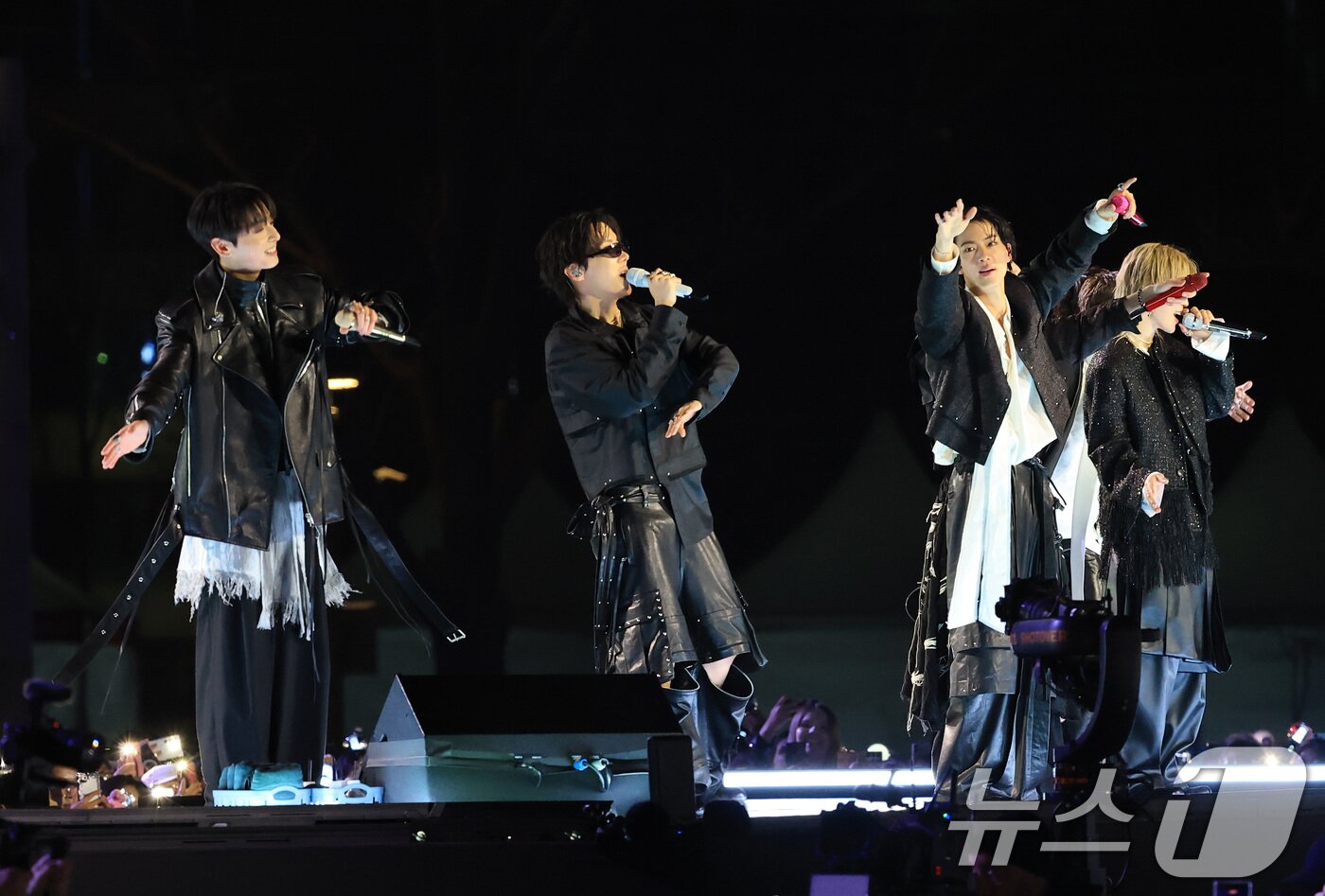 본문 이미지 - 방탄소년단(BTS, RM, 진, 슈가, 제이홉, 지민, 뷔, 정국)이 21일 오후 서울 종로구 광화문광장에서 열린 'BTS 컴백 라이브: 아리랑'에서 화려한 무대를 선보이고 있다. 2026.3.21 ⓒ 뉴스1 임세영 기자