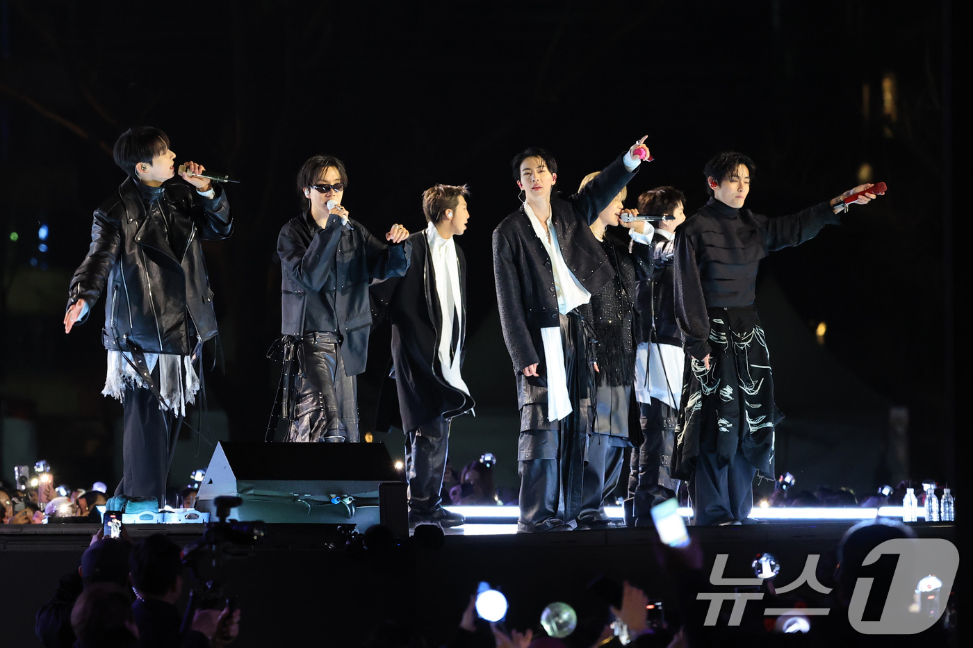 (서울=뉴스1) 임세영 기자 = 방탄소년단(BTS, RM, 진, 슈가, 제이홉, 지민, 뷔, 정국)이 21일 오후 서울 종로구 광화문광장에서 열린 'BTS 컴백 라이브: 아리랑'에 …