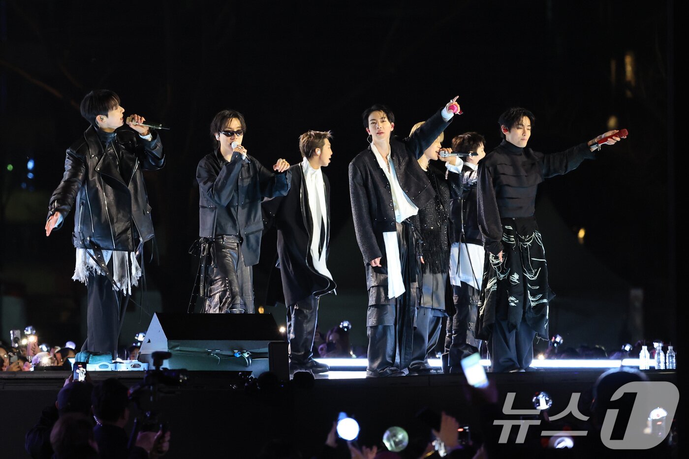 본문 이미지 - 방탄소년단(BTS, RM, 진, 슈가, 제이홉, 지민, 뷔, 정국)이 21일 오후 서울 종로구 광화문광장에서 열린 'BTS 컴백 라이브: 아리랑'에서 화려한 무대를 선보이고 있다. 2026.3.21 ⓒ 뉴스1 임세영 기자