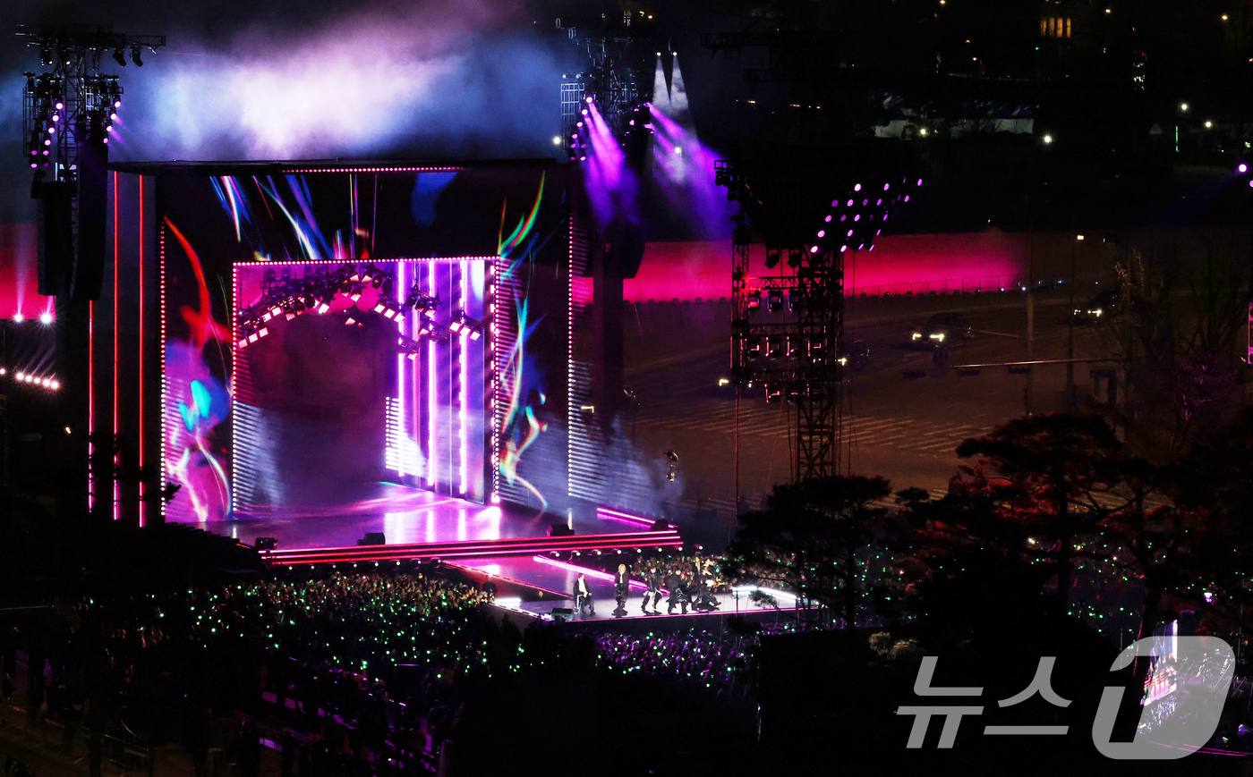 (서울=뉴스1) 사진공동취재단 = 21일 서울 종로구 광화문광장에서 BTS 컴백 라이브: 아리랑'(BTS THE COMEBACK LIVE | ARIRANG)이 열리고 있다.   2 …