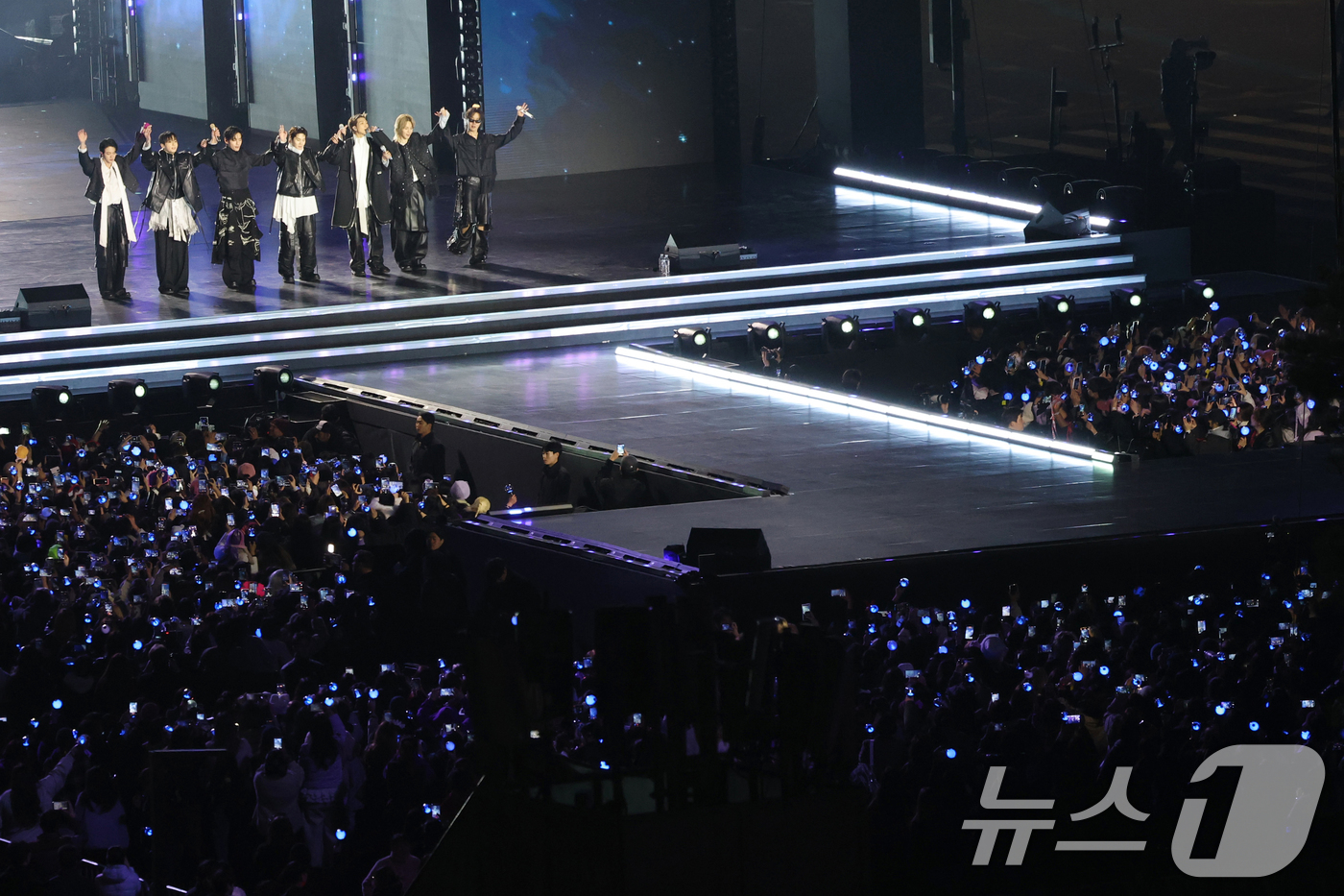 (서울=뉴스1) 사진공동취재단 = 21일 서울 종로구 광화문광장에서 BTS 컴백 라이브: 아리랑'(BTS THE COMEBACK LIVE | ARIRANG)이 열리고 있다.   2 …