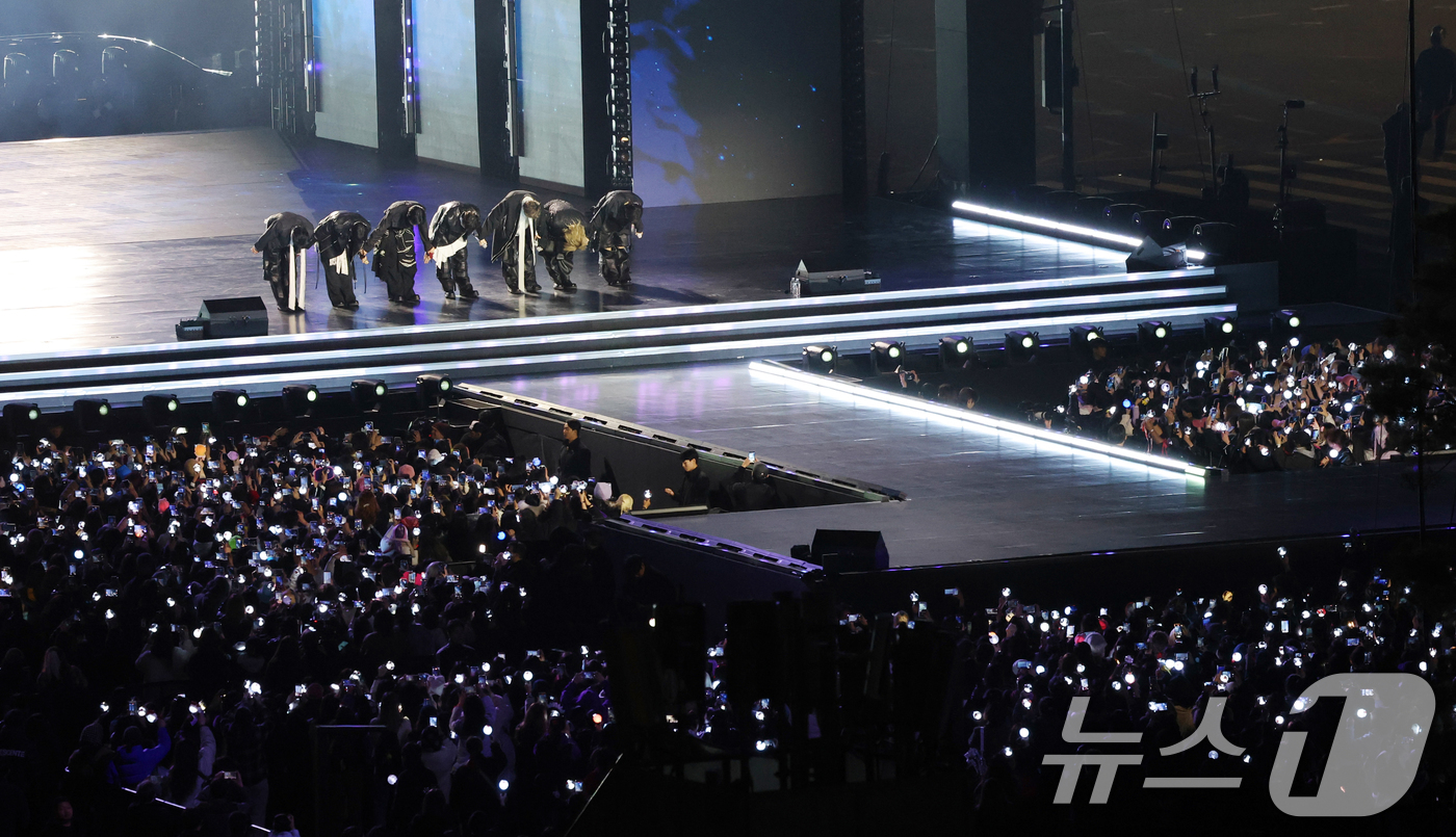 (서울=뉴스1) 사진공동취재단 = 21일 서울 종로구 광화문광장에서 BTS 컴백 라이브: 아리랑'(BTS THE COMEBACK LIVE | ARIRANG)이 열리고 있다.   2 …