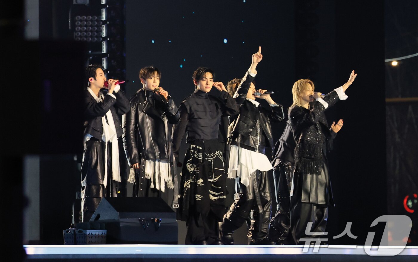 본문 이미지 - 방탄소년단(BTS, RM, 진, 슈가, 제이홉, 지민, 뷔, 정국)이 21일 오후 서울 종로구 광화문광장에서 열린 'BTS 컴백 라이브: 아리랑'를 마치고 팬들에게 인사를 하고 있다. 2026.3.21 ⓒ 뉴스1 임세영 기자