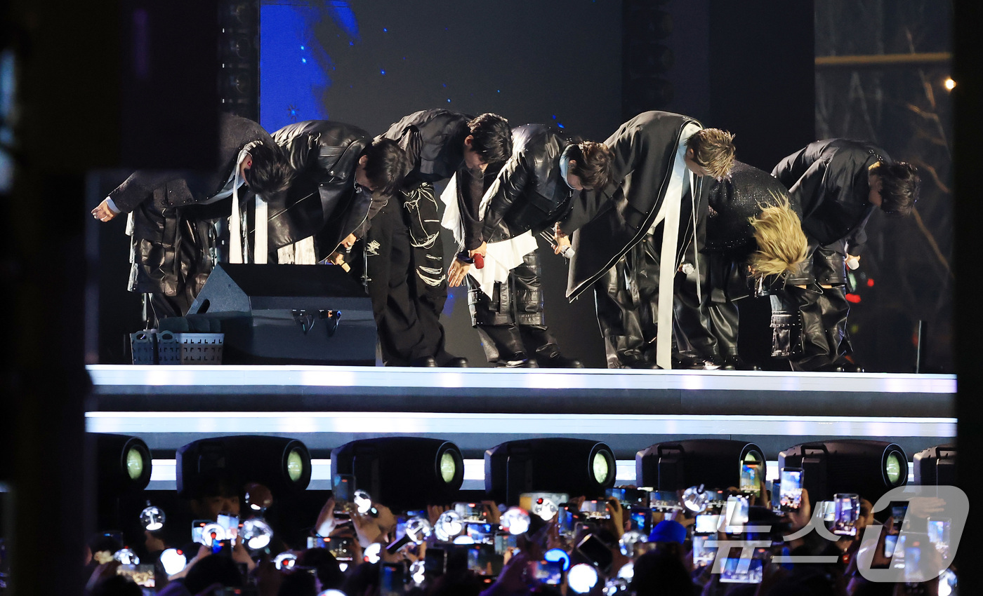 (서울=뉴스1) 임세영 기자 = 방탄소년단(BTS, RM, 진, 슈가, 제이홉, 지민, 뷔, 정국)이 21일 오후 서울 종로구 광화문광장에서 열린 'BTS 컴백 라이브: 아리랑'를 …