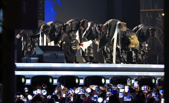 성공적으로 무대 마친 BTS '감사합니다'