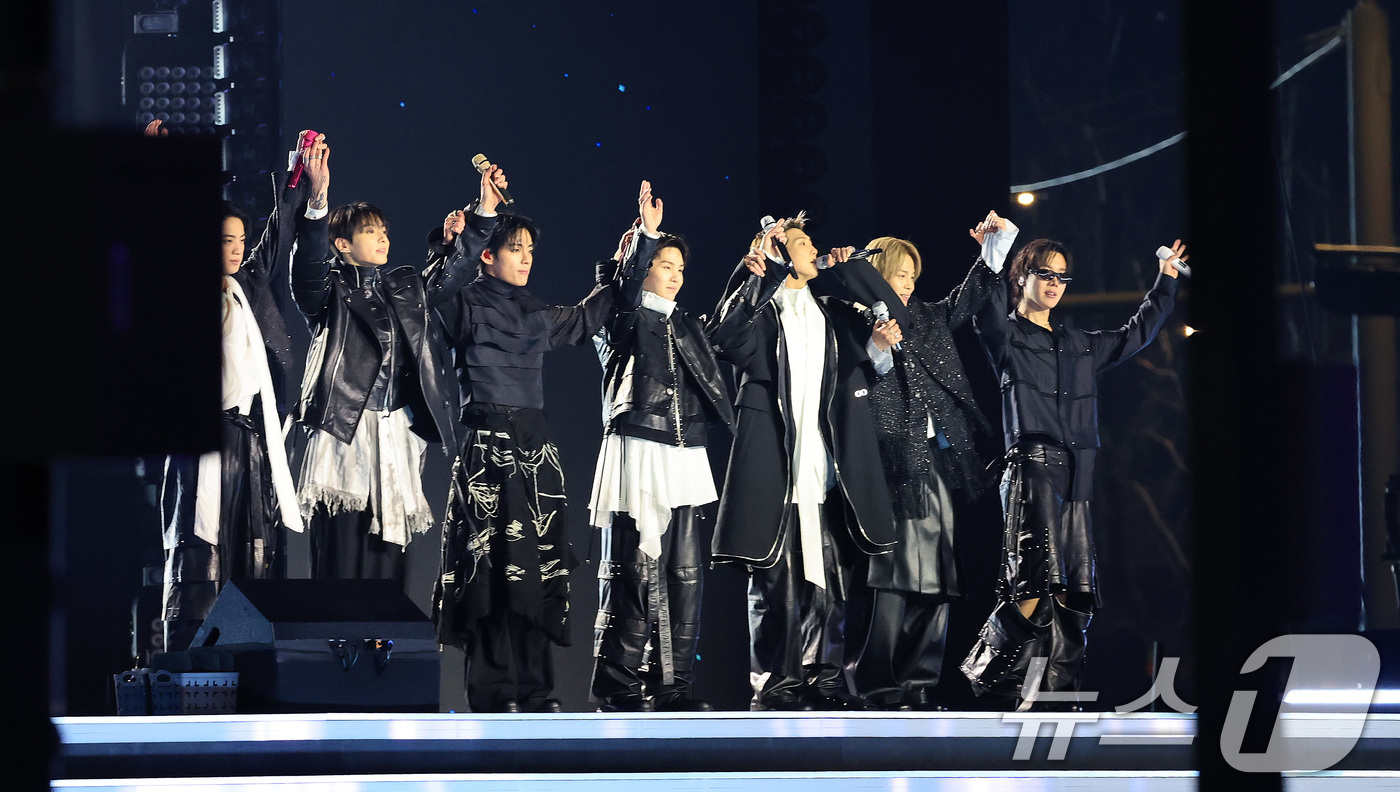 (서울=뉴스1) 임세영 기자 = 방탄소년단(BTS, RM, 진, 슈가, 제이홉, 지민, 뷔, 정국)이 21일 오후 서울 종로구 광화문광장에서 열린 'BTS 컴백 라이브: 아리랑'를 …