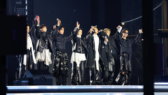 팬들에게 손 흔드는 BTS