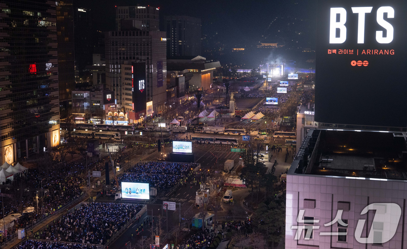 (서울=뉴스1) 사진공동취재단 = 3년 9개월 만에 완전체로 복귀하는 방탄소년단(BTS)의 'BTS 컴백 라이브: ARIRANG' 공연이 21일 서울 광화문광장 일대에서 펼쳐지고 …