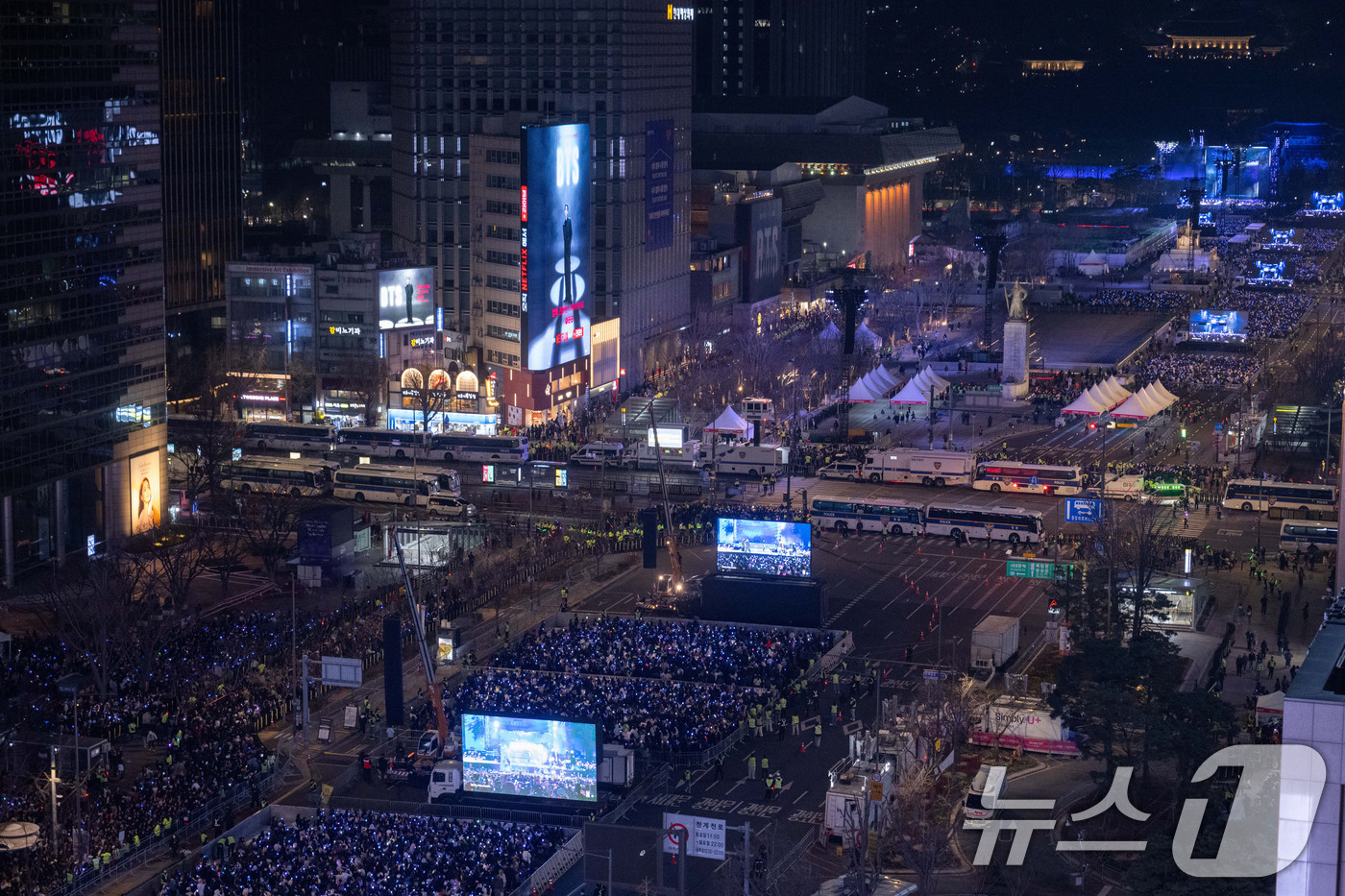 (서울=뉴스1) 사진공동취재단 = 3년 9개월 만에 완전체로 복귀하는 방탄소년단(BTS)의 'BTS 컴백 라이브: ARIRANG' 공연이 21일 서울 광화문광장 일대에서 펼쳐지고 …