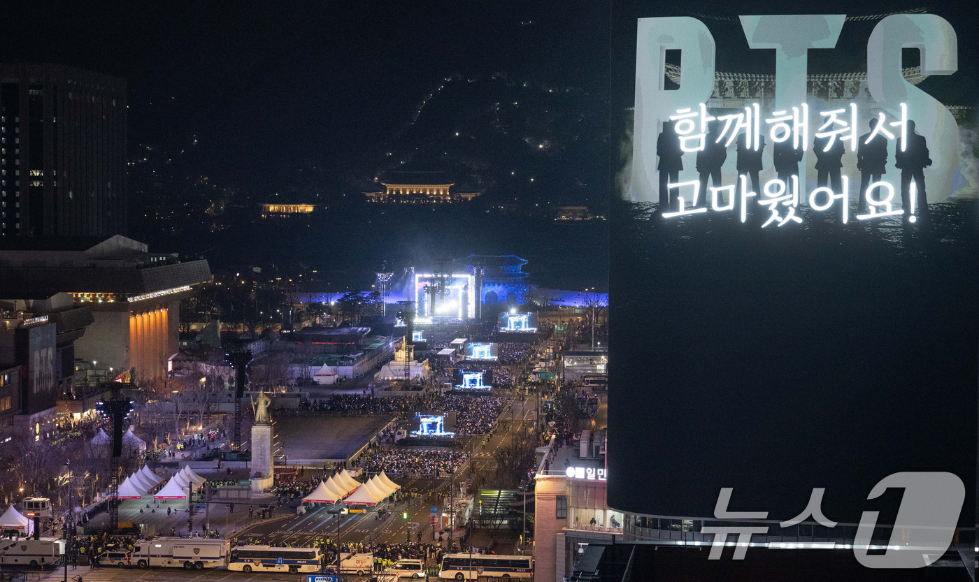 (서울=뉴스1) 사진공동취재단 = 3년 9개월 만에 완전체로 복귀하는 방탄소년단(BTS)의 'BTS 컴백 라이브: ARIRANG' 공연이 21일 서울 광화문광장 일대에서 펼쳐지고 …
