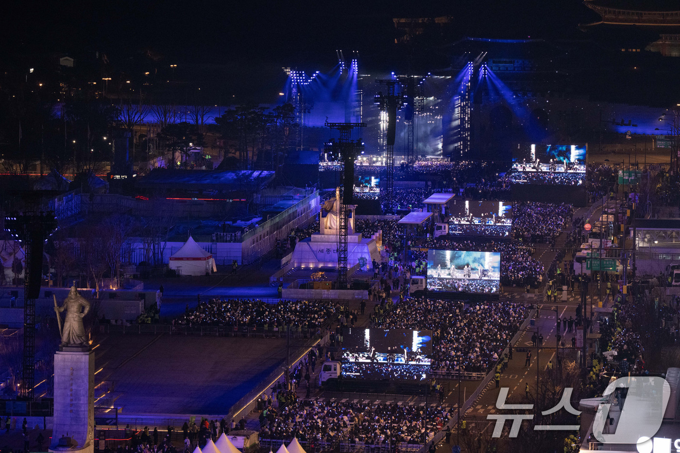 (서울=뉴스1) 사진공동취재단 = 3년 9개월 만에 완전체로 복귀하는 방탄소년단(BTS)의 'BTS 컴백 라이브: ARIRANG' 공연이 21일 서울 광화문광장 일대에서 펼쳐지고 …