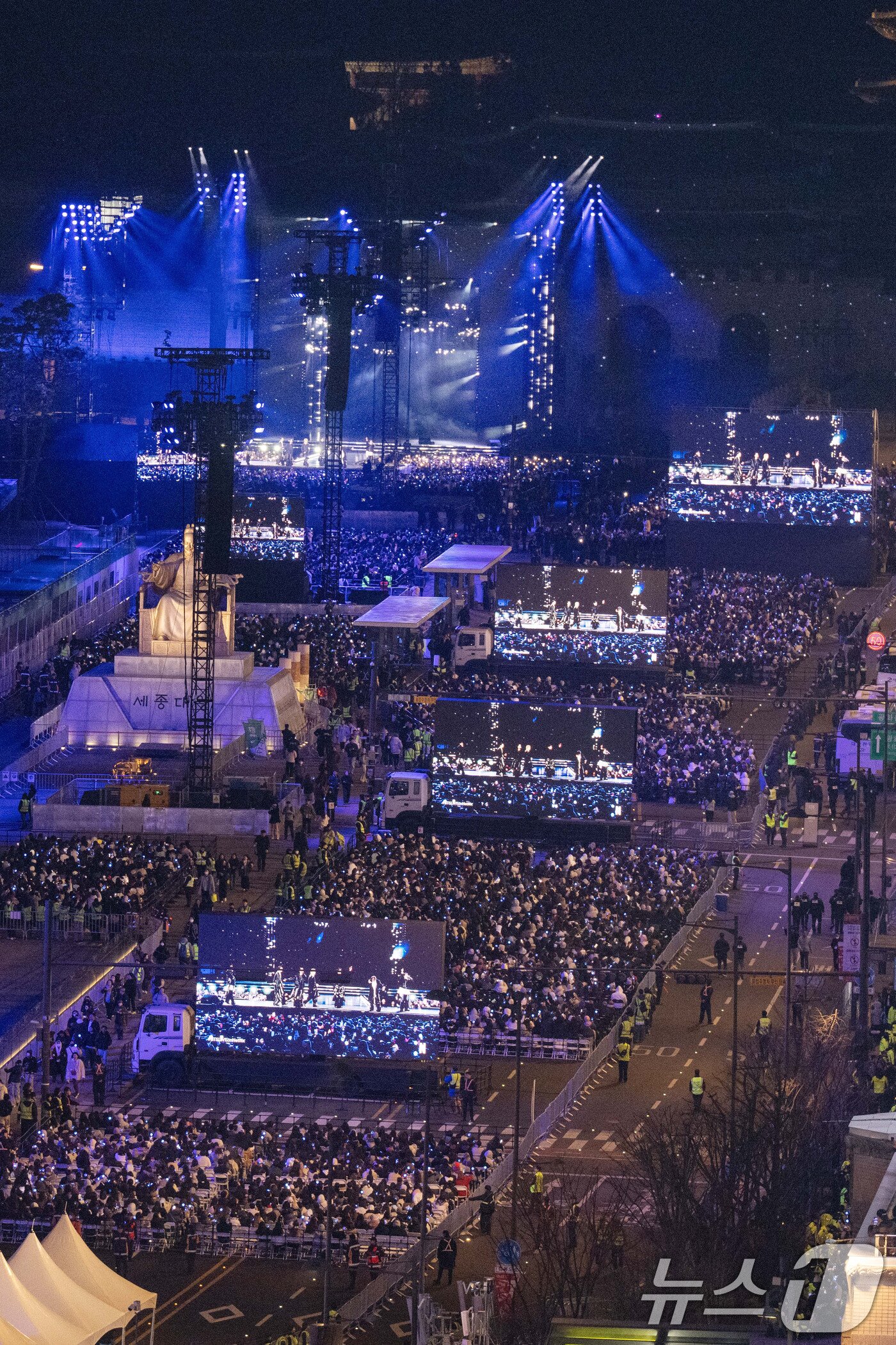 본문 이미지 - 3년 9개월 만에 완전체로 복귀하는 방탄소년단(BTS)의 'BTS 컴백 라이브: ARIRANG' 공연이 21일 서울 광화문광장 일대에서 펼쳐지고 있다. 2026.3.21 ⓒ 뉴스1 사진공동취재단