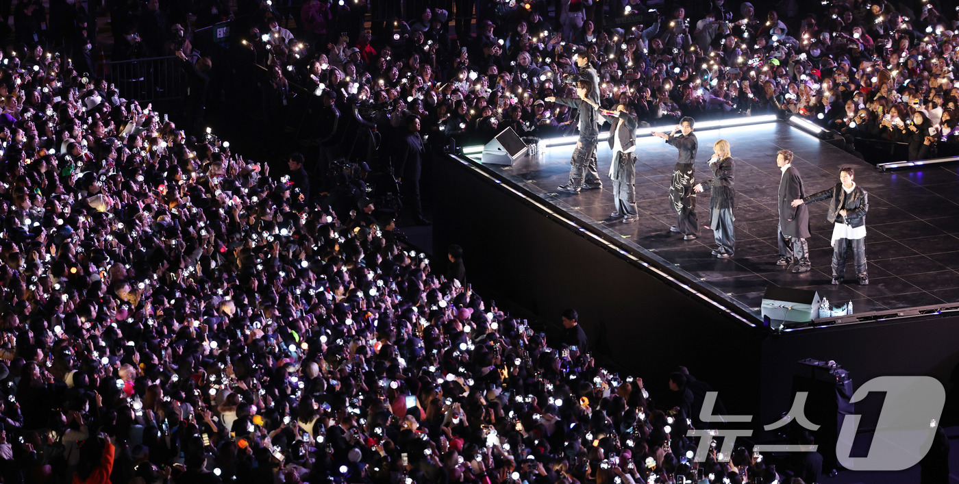 (서울=뉴스1) 박지혜 기자 = 방탄소년단(BTS)이 21일 서울 광화문광장에서 컴백 기념 공연인 ‘BTS 컴백 라이브: 아리랑’ 공연을 펼치고 있다.  2026.3.21/뉴스1