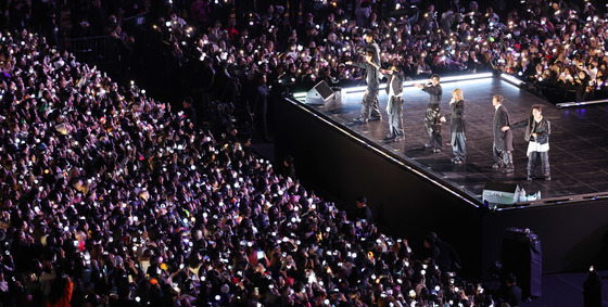 광화문에 뜬 BTS 완전체