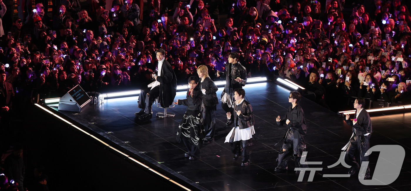 (서울=뉴스1) 박지혜 기자 = 방탄소년단(BTS)이 21일 서울 광화문광장에서 컴백 기념 공연인 ‘BTS 컴백 라이브: 아리랑’ 공연을 펼치고 있다.2026.3.21/뉴스1