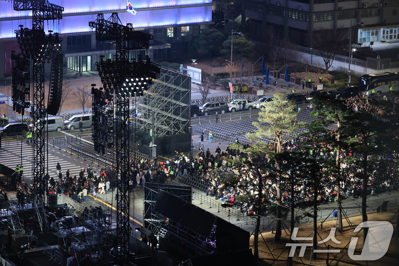 (서울=뉴스1) 임세영 기자 = 21일 오후 서울 종로구 광화문광장에서 열린 'BTS 컴백 라이브: 아리랑'이 끝난 후 아미들이 귀가하고 있다. 2026.3.21/뉴스1