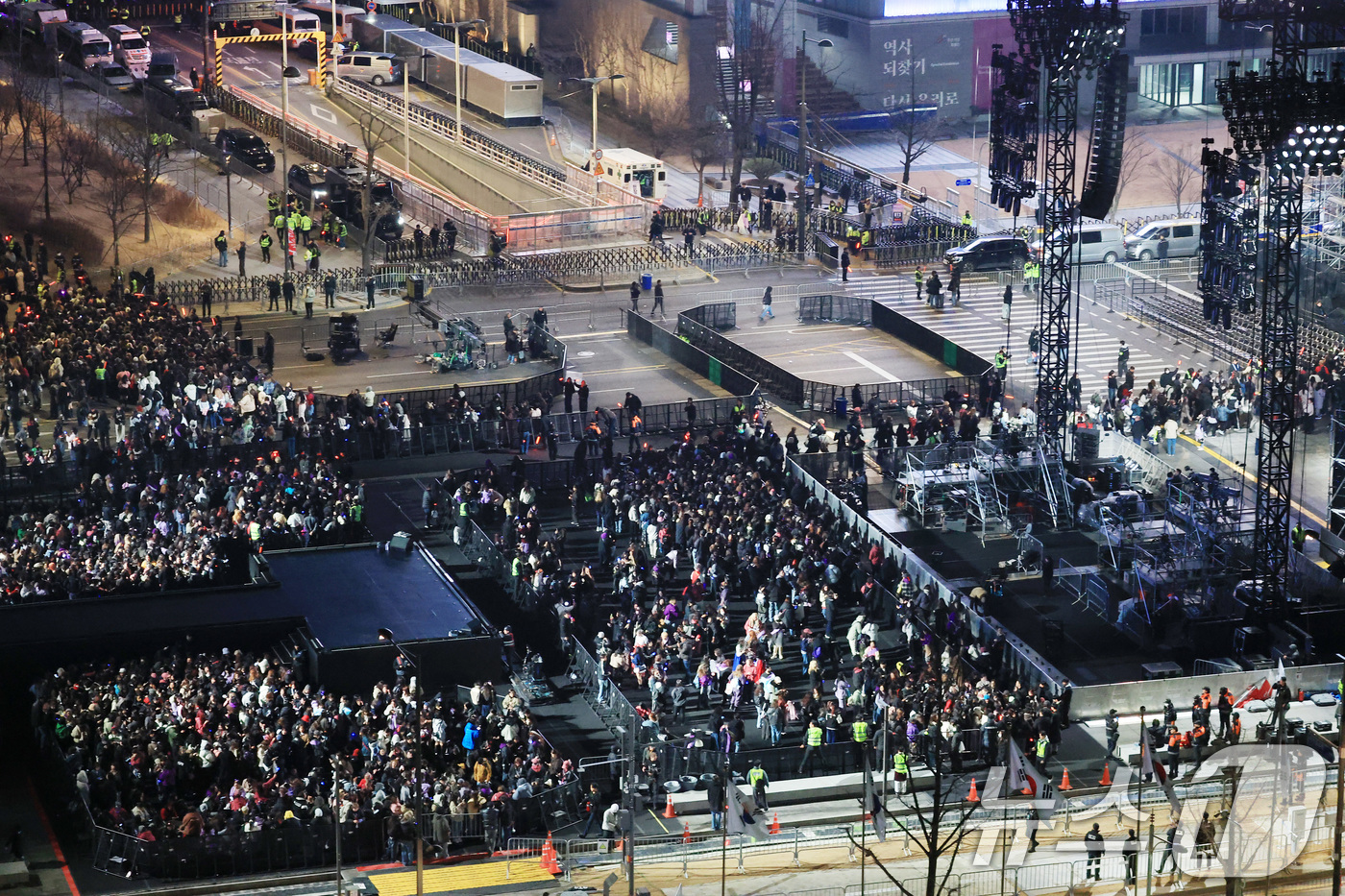 (서울=뉴스1) 임세영 기자 = 21일 오후 서울 종로구 광화문광장에서 열린 'BTS 컴백 라이브: 아리랑'이 끝난 후 아미들이 귀가하고 있다. 2026.3.21/뉴스1