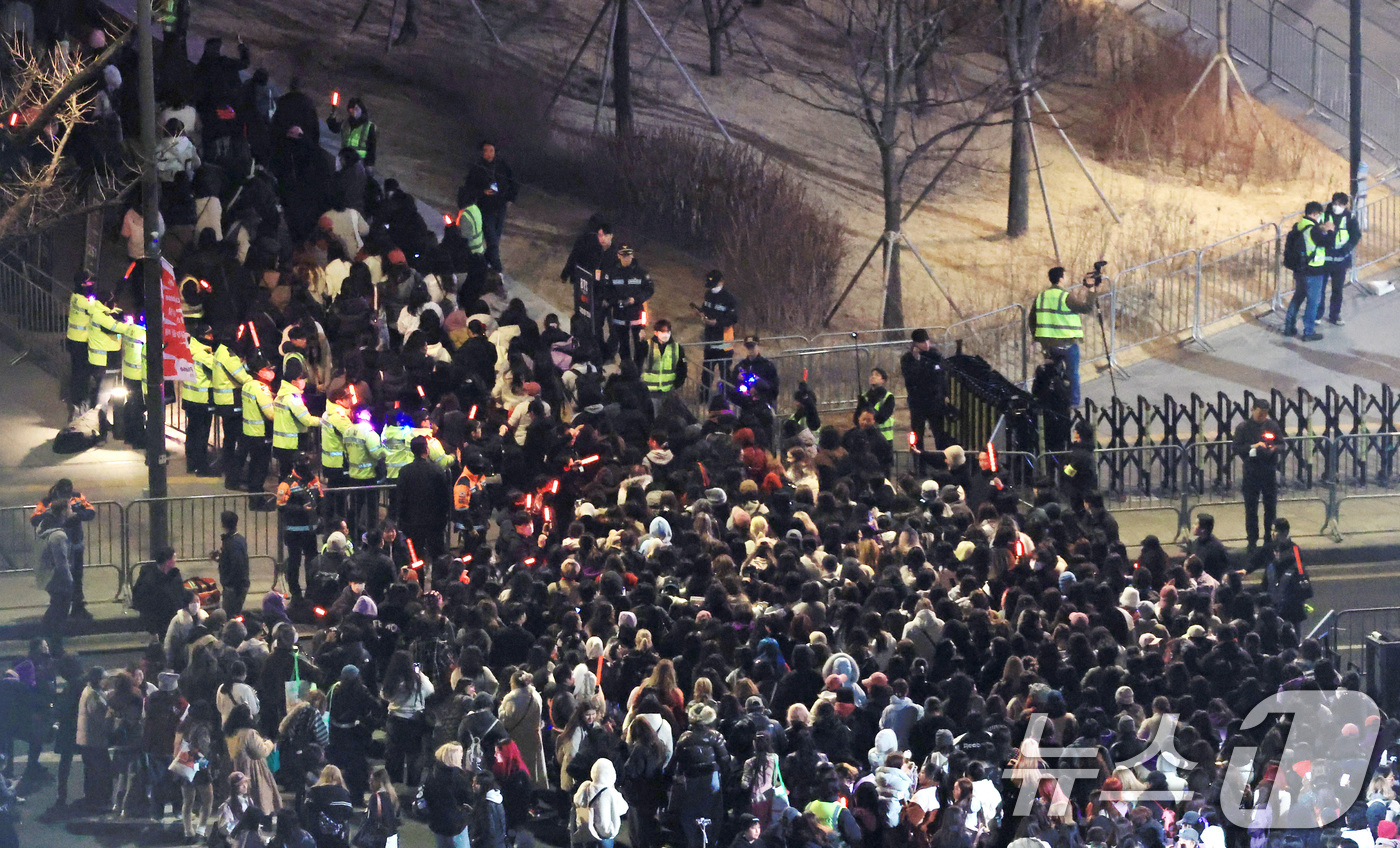 (서울=뉴스1) 임세영 기자 = 21일 오후 서울 종로구 광화문광장에서 열린 'BTS 컴백 라이브: 아리랑'이 끝난 후 아미들이 귀가하고 있다. 2026.3.21/뉴스1