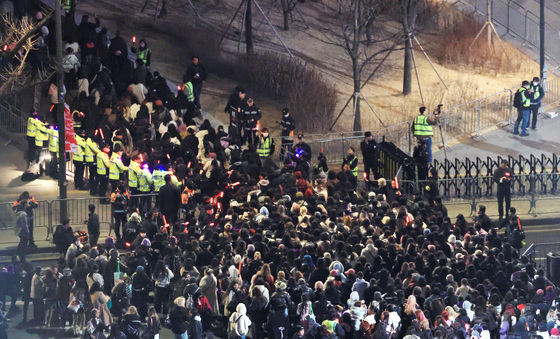 질서 있게 퇴장하는 아미들