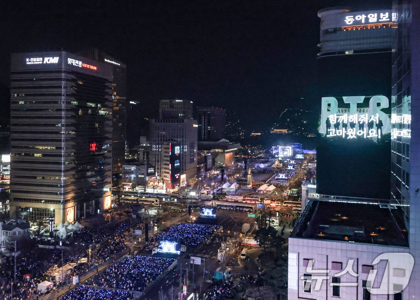 본문 이미지 - 방탄소년단(BTS)이 21일 서울 광화문광장에서 'BTS 컴백 라이브: 아리랑' 발매 기념 컴백 공연을 하고 있다. 2026.3.21 ⓒ 뉴스1 사진공동취재단