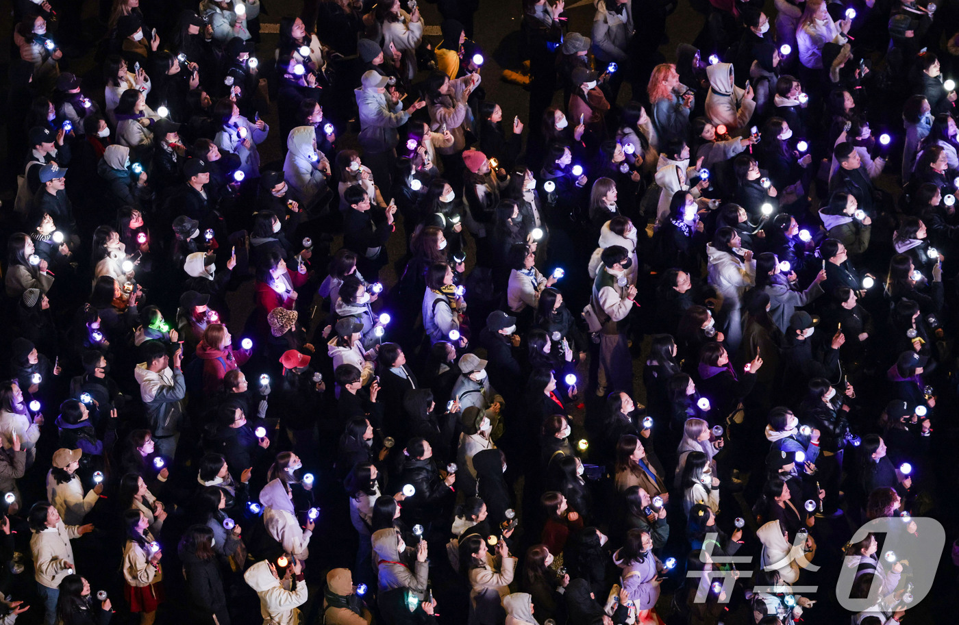 (서울=뉴스1) 사진공동취재단 = 3년 9개월 만에 완전체로 복귀하는 방탄소년단(BTS)의 'BTS 컴백 라이브: ARIRANG' 공연이 21일 서울 광화문광장 일대에서 펼쳐지는 …