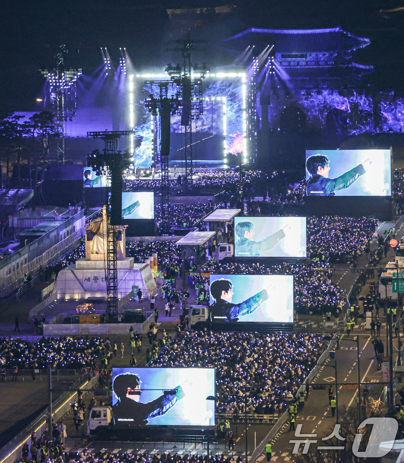 (서울=뉴스1) 사진공동취재단 = 방탄소년단(BTS)이 21일 서울 광화문광장에서 'BTS 컴백 라이브: 아리랑' 발매 기념 컴백 공연을 하고 있다. 2026.3.21/뉴스1