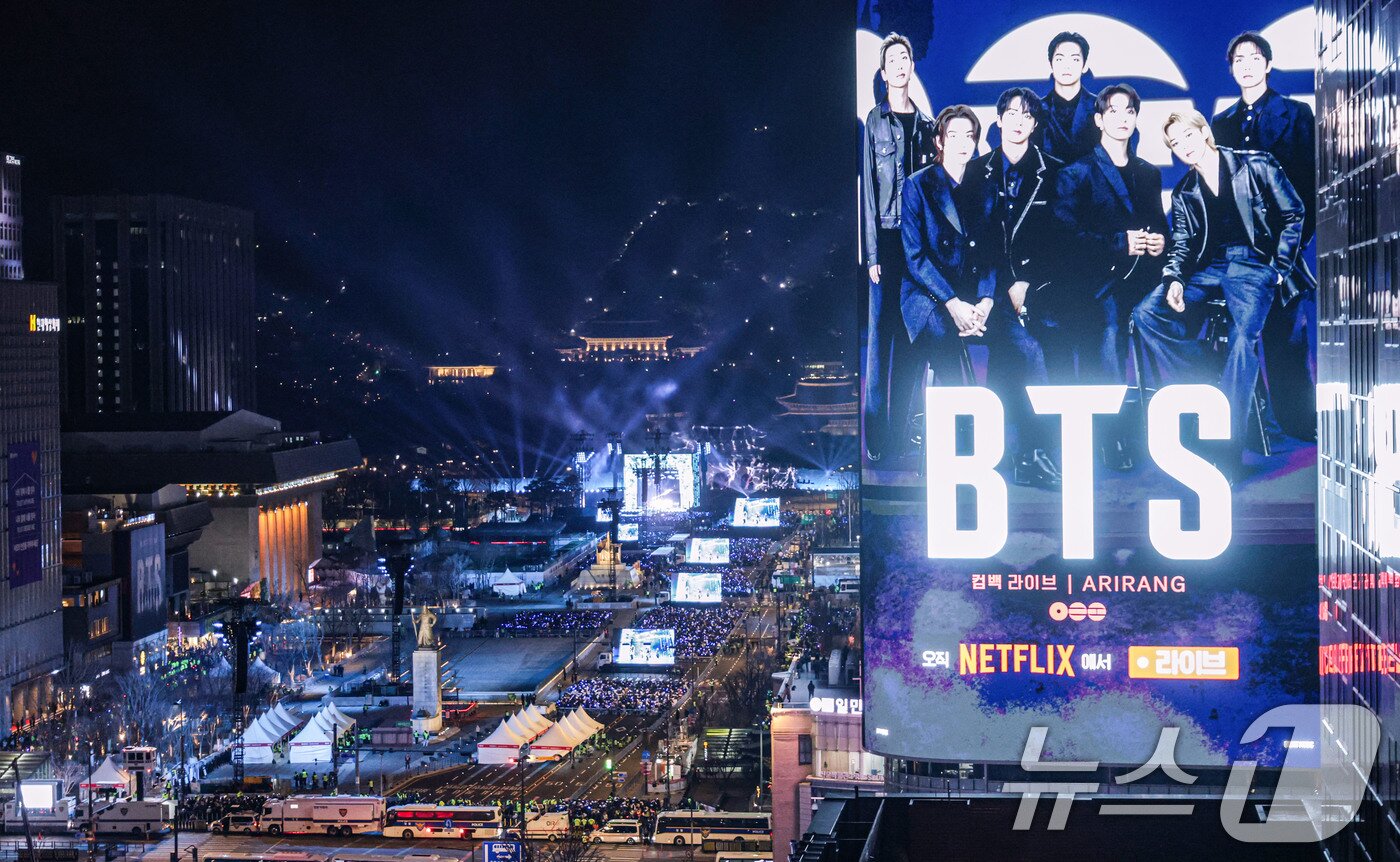 본문 이미지 - 방탄소년단(BTS)이 21일 서울 광화문광장에서 'BTS 컴백 라이브: 아리랑' 발매 기념 컴백 공연을 하고 있다. 2026.3.21 ⓒ 뉴스1 사진공동취재단