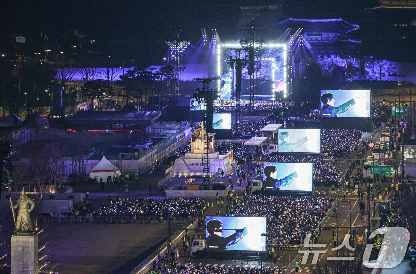 본문 이미지 - 방탄소년단(BTS)이 21일 서울 광화문광장에서 'BTS 컴백 라이브: 아리랑' 발매 기념 컴백 공연을 하고 있다. 2026.3.21 ⓒ 뉴스1 사진공동취재단