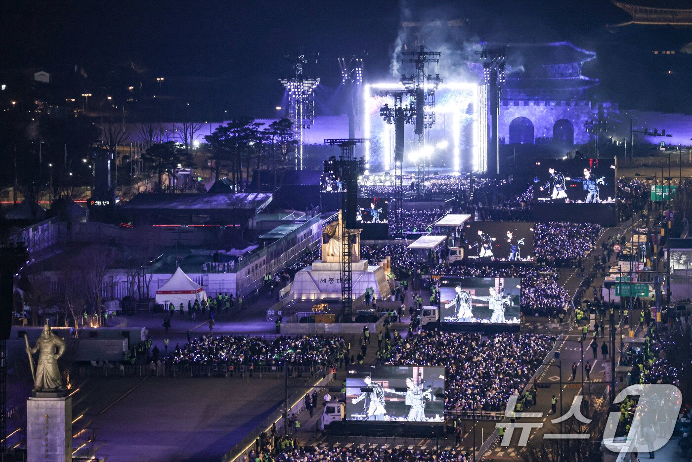 본문 이미지 - 방탄소년단(BTS)이 21일 서울 광화문광장에서 'BTS 컴백 라이브: 아리랑' 발매 기념 컴백 공연을 하고 있다. 2026.3.21 ⓒ 뉴스1 사진공동취재단