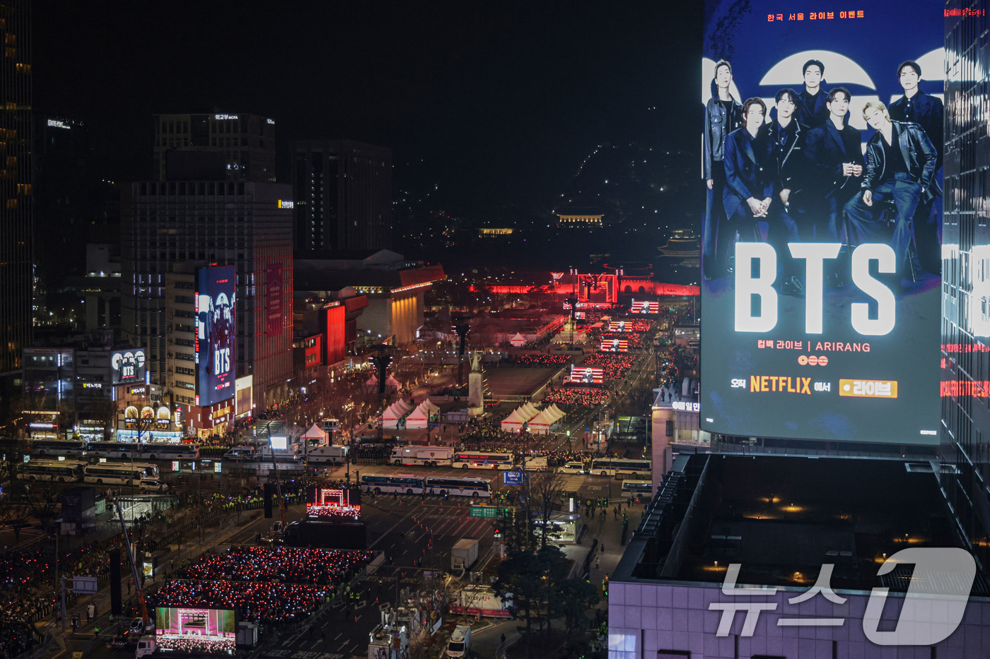 (서울=뉴스1) 사진공동취재단 = 방탄소년단(BTS)이 21일 서울 광화문광장에서 'BTS 컴백 라이브: 아리랑' 발매 기념 컴백 공연을 하고 있다. 2026.3.21/뉴스1