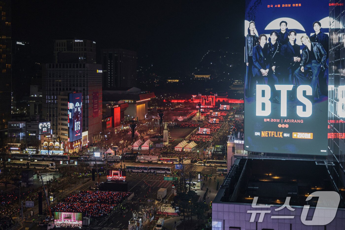 본문 이미지 - 방탄소년단(BTS)이 21일 서울 광화문광장에서 'BTS 컴백 라이브: 아리랑' 발매 기념 컴백 공연을 하고 있다. 2026.3.21 ⓒ 뉴스1 사진공동취재단