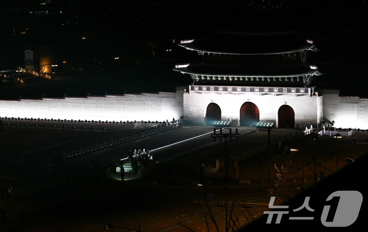 본문 이미지 - 그룹 방탄소년단(BTS)이 21일 서울 광화문 광장에서 무료 복귀 공연 'BTS 컴백 라이브: 아리랑'(BTS THE COMEBACK LIVE | ARIRANG)을 펼쳐졌다. BTS의 RM, 진, 슈가, 제이홉, 지민, 뷔, 정국이 공연을 펼치고 있다. 2026.3.21 ⓒ 뉴스1 사진공동취재단