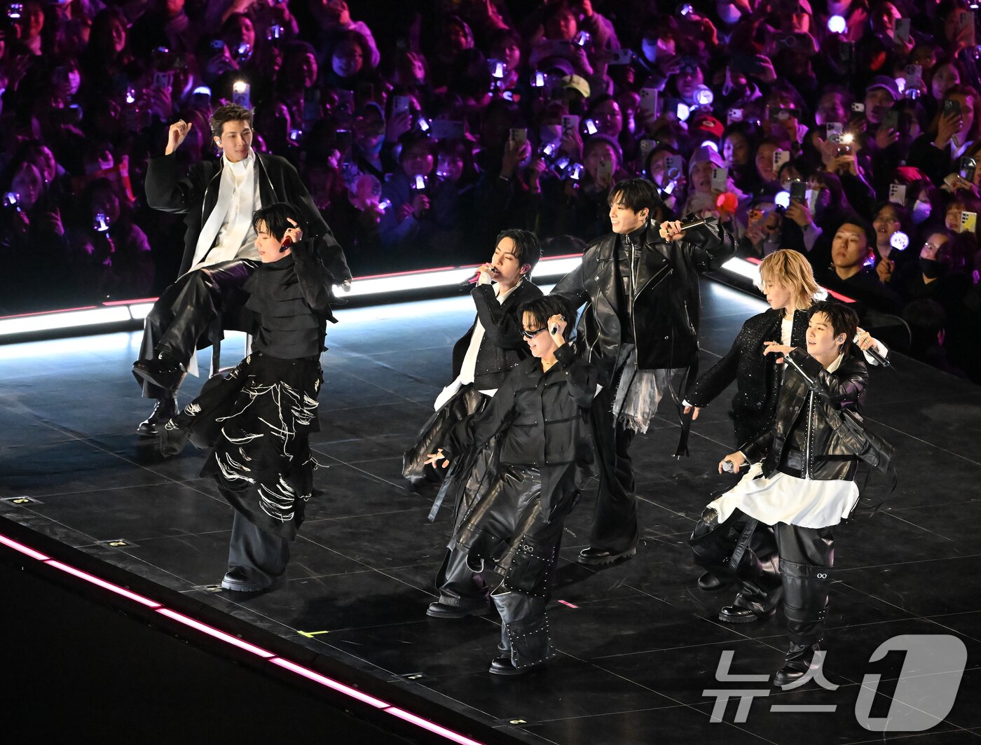 본문 이미지 - 그룹 방탄소년단(BTS)이 21일 서울 광화문 광장에서 무료 복귀 공연 'BTS 컴백 라이브: 아리랑'(BTS THE COMEBACK LIVE | ARIRANG)을 펼쳐졌다. BTS의 RM, 진, 슈가, 제이홉, 지민, 뷔, 정국이 공연을 펼치고 있다. 2026.3.21 ⓒ 뉴스1 사진공동취재단