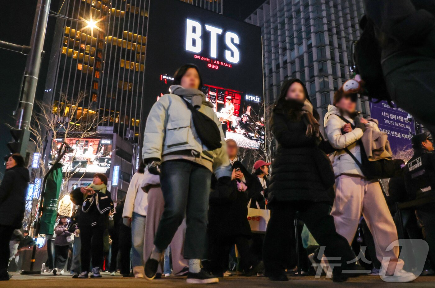 본문 이미지 - 21일 오후 서울 종로구 광화문광장에서 열린 'BTS 컴백 라이브: 아리랑'이 끝난 후 아미들이 귀가하고 있다. 2026.3.21 ⓒ 뉴스1 김진환 기자