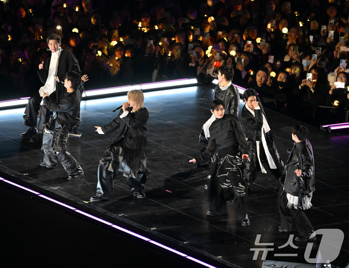 (서울=뉴스1) 사진공동취재단 = 그룹 방탄소년단(BTS)이 21일 서울 광화문 광장에서 무료 복귀 공연 'BTS 컴백 라이브: 아리랑'(BTS THE COMEBACK LIVE | …