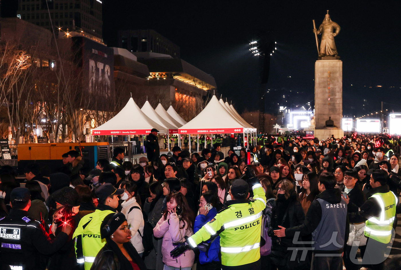 (서울=뉴스1) 김진환 기자 = 21일 오후 서울 종로구 광화문광장에서 열린 'BTS 컴백 라이브: 아리랑'이 끝난 후 아미들이 귀가하고 있다. 2026.3.21/뉴스1