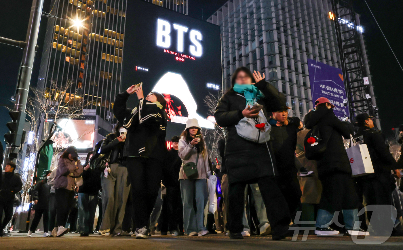 (서울=뉴스1) 김진환 기자 = 21일 오후 서울 종로구 광화문광장에서 열린 'BTS 컴백 라이브: 아리랑'이 끝난 후 아미들이 귀가하고 있다. 2026.3.21/뉴스1