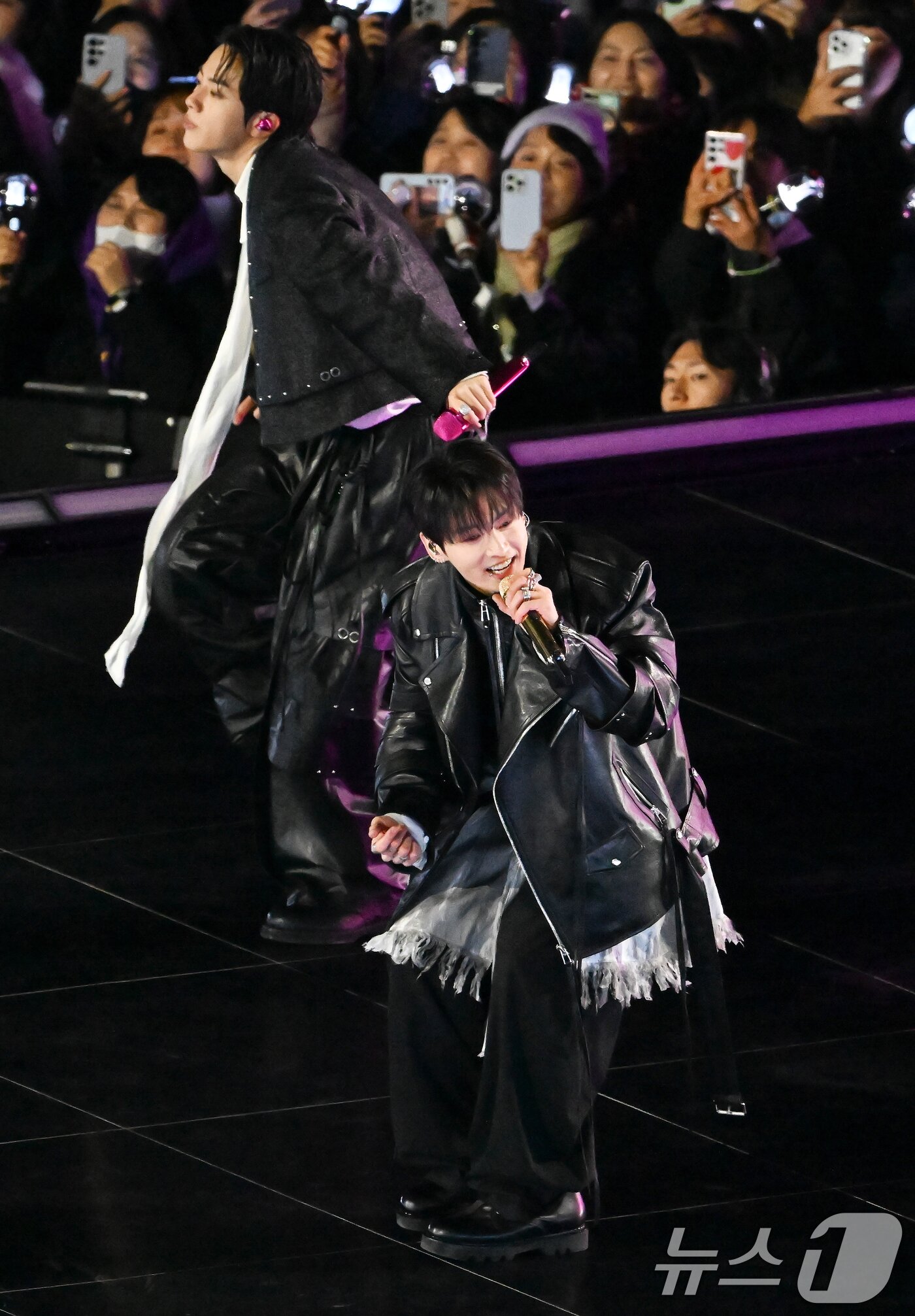 본문 이미지 - 그룹 방탄소년단(BTS)이 21일 서울 광화문 광장에서 무료 복귀 공연 'BTS 컴백 라이브: 아리랑'(BTS THE COMEBACK LIVE | ARIRANG)을 펼쳐졌다. BTS의 RM, 진, 슈가, 제이홉, 지민, 뷔, 정국이 공연을 펼치고 있다. 2026.3.21 ⓒ 뉴스1 사진공동취재단