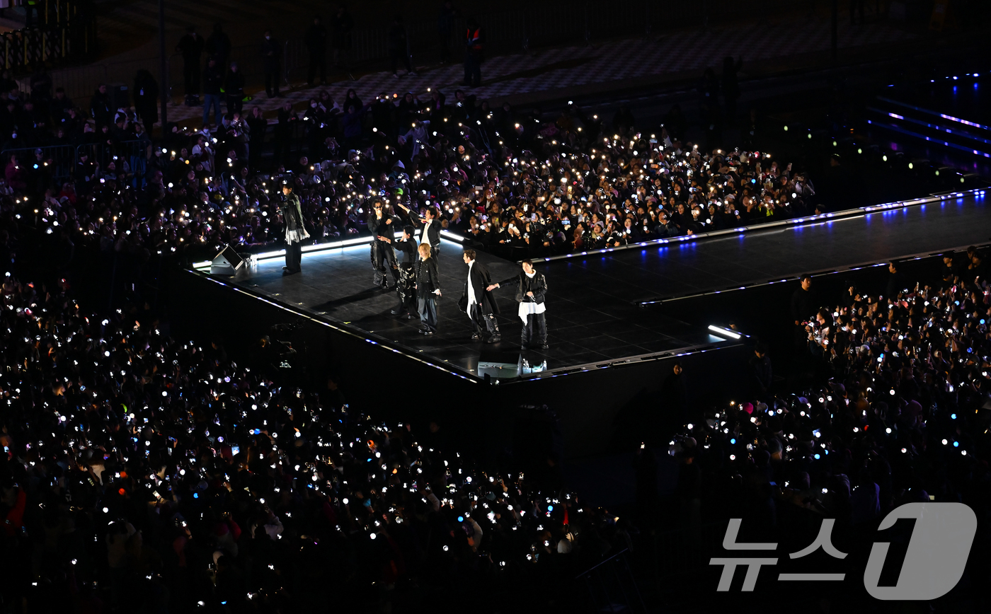 (서울=뉴스1) 사진공동취재단 = 그룹 방탄소년단(BTS)이 21일 서울 광화문 광장에서 무료 복귀 공연 'BTS 컴백 라이브: 아리랑'(BTS THE COMEBACK LIVE | …