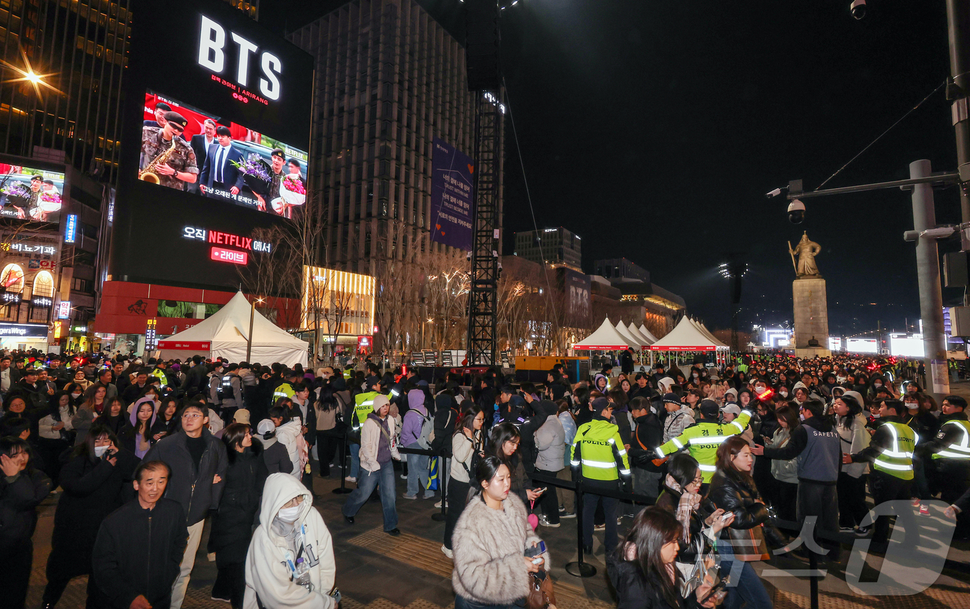 (서울=뉴스1) 김진환 기자 = 21일 오후 서울 종로구 광화문광장에서 열린 'BTS 컴백 라이브: 아리랑'이 끝난 후 아미들이 귀가하고 있다. 2026.3.21/뉴스1