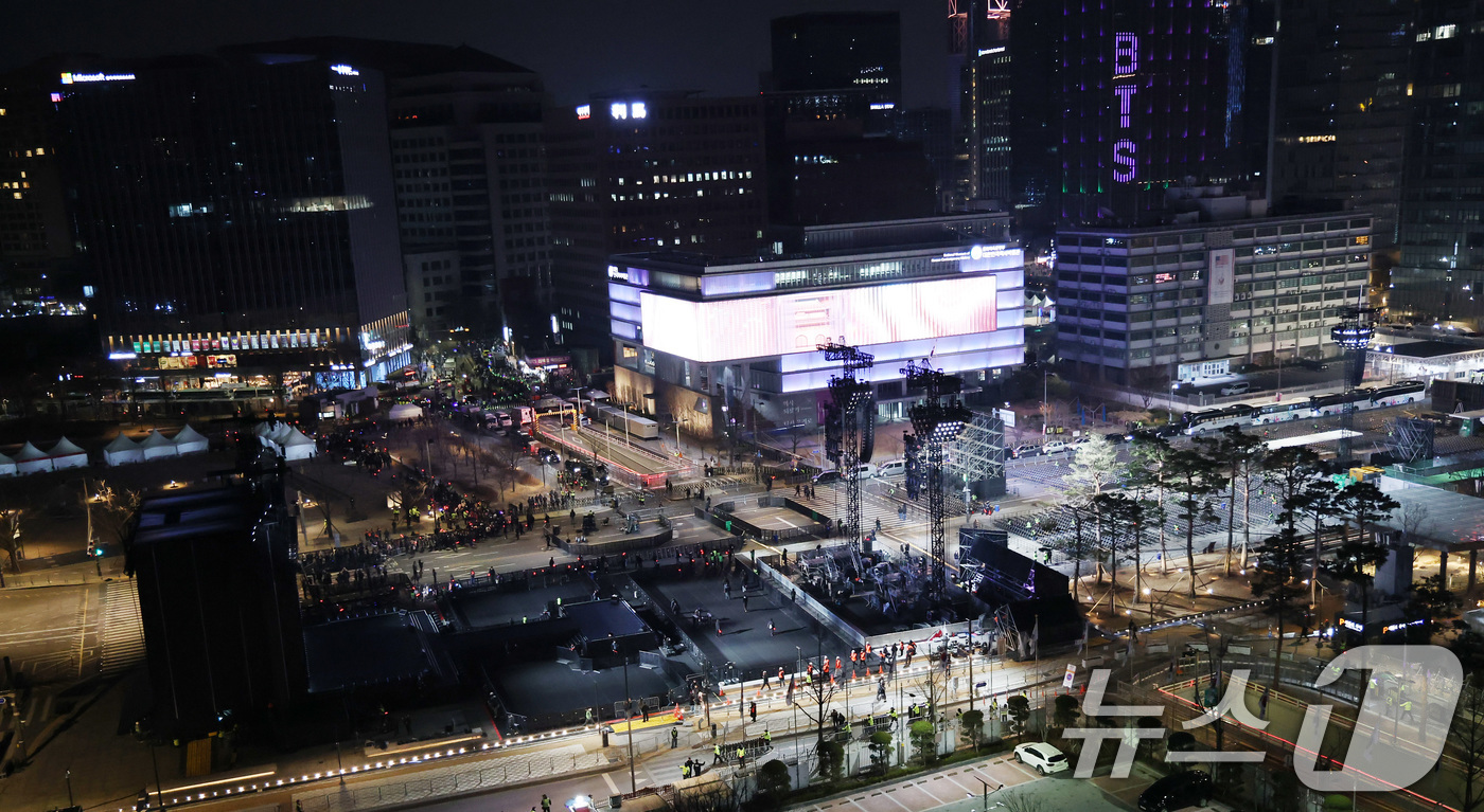 (서울=뉴스1) 임세영 기자 = 21일 오후 서울 종로구 광화문광장에서 열린 'BTS 컴백 라이브: 아리랑'이 끝난 후 관계자들이 텅 빈 객석을 정리하고 있다. 2026.3.21/ …