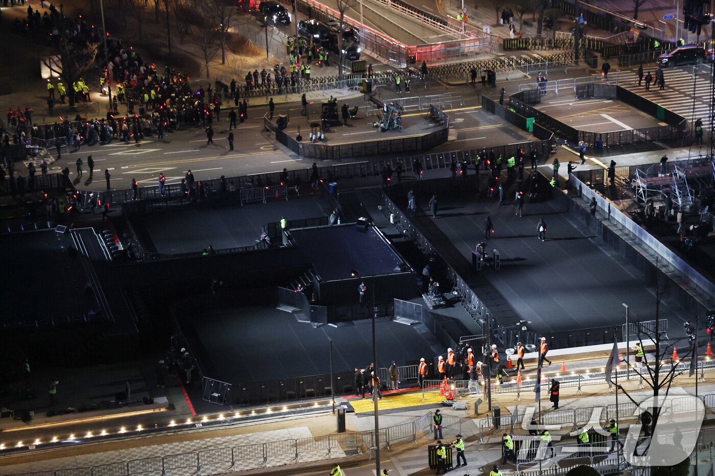 본문 이미지 - 21일 오후 서울 종로구 광화문광장에서 열린 'BTS 컴백 라이브: 아리랑'이 끝난 후 관계자들이 텅 빈 객석을 정리하고 있다. 2026.3.21 ⓒ 뉴스1 임세영 기자