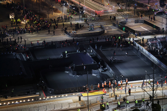 아미 귀가 후 무대 정리하는 관계자들