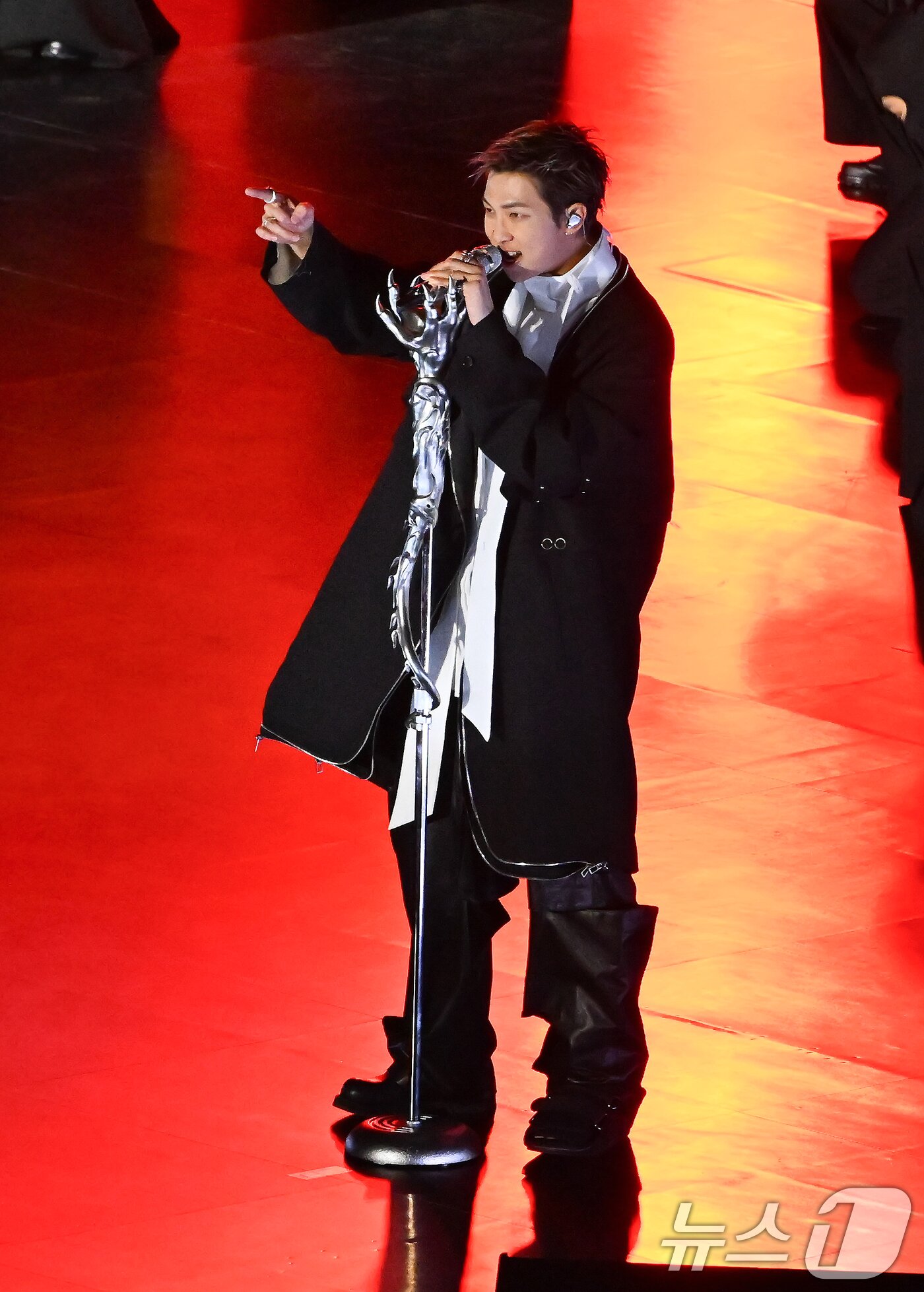 본문 이미지 - 그룹 방탄소년단(BTS)이 21일 서울 광화문 광장에서 무료 복귀 공연 'BTS 컴백 라이브: 아리랑'(BTS THE COMEBACK LIVE | ARIRANG)을 펼쳐졌다. BTS의 RM, 진, 슈가, 제이홉, 지민, 뷔, 정국이 공연을 펼치고 있다. 2026.3.21 ⓒ 뉴스1 사진공동취재단